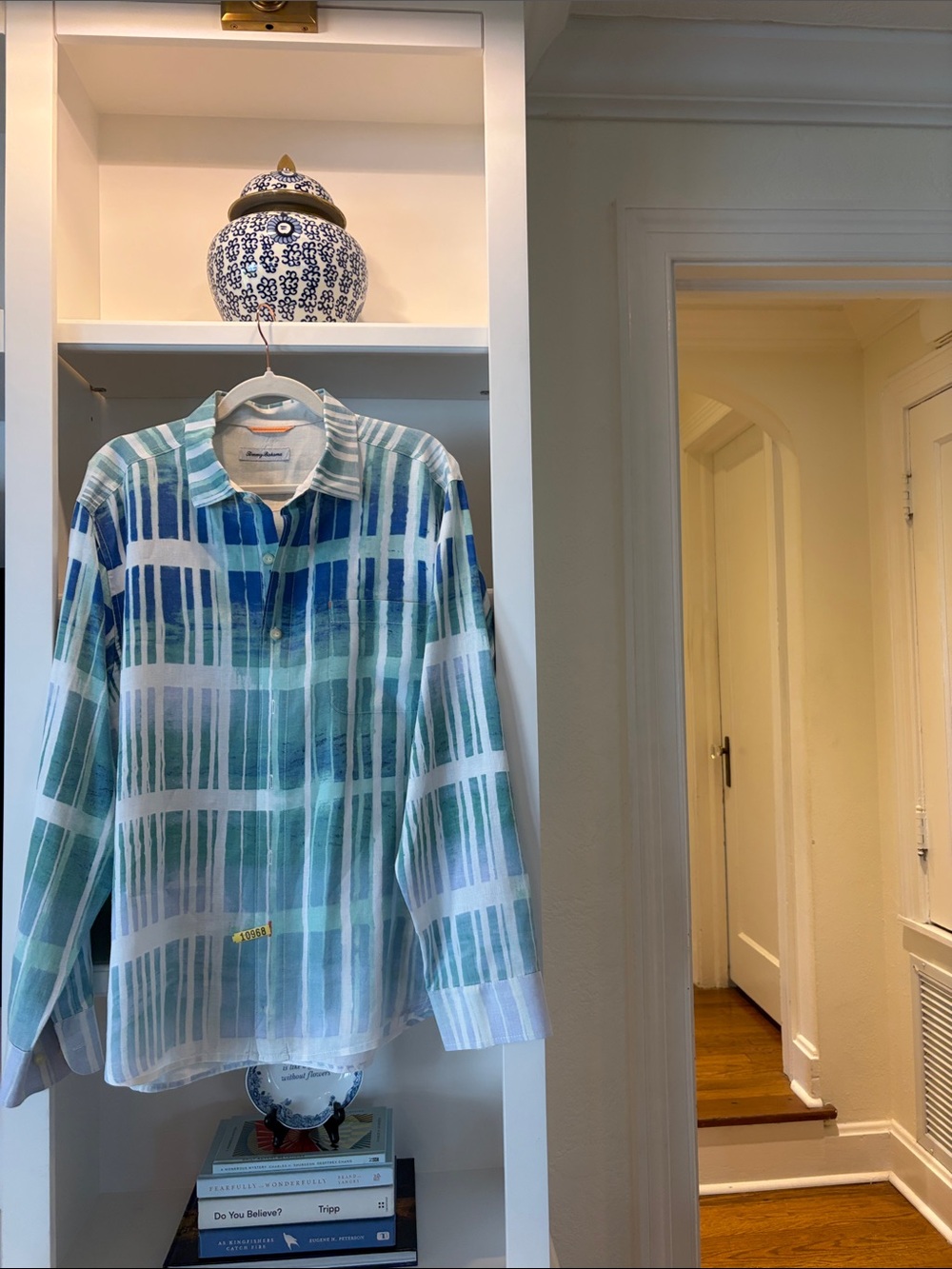 Tommy Bahama men’s linen button down long sleeve collard shirt.